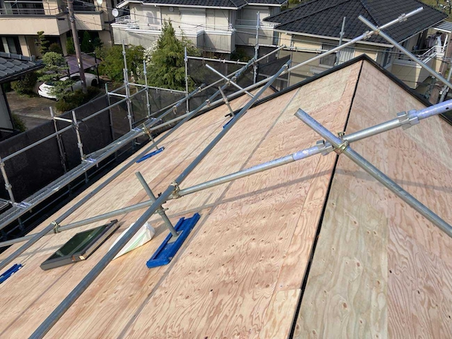 日進市経年劣化した屋根材をスーパーガルテクトへ葺き替え工事。防水シートを施す事例